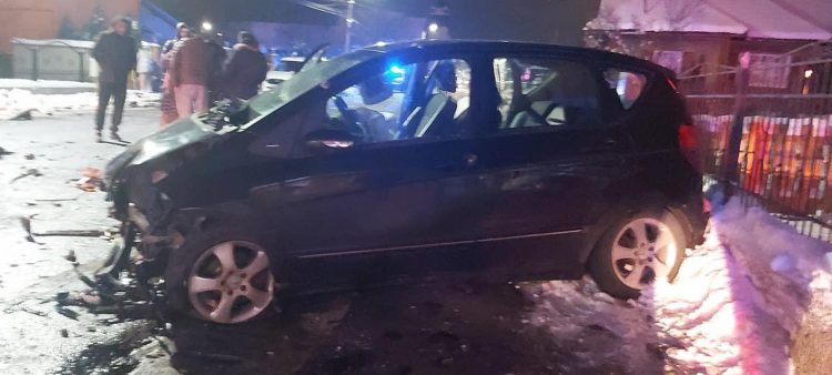 Mai mulţi răniţi, trei maşini făcute praf şi o conductă de gaz spartă la Tăuţii de Sus – foto