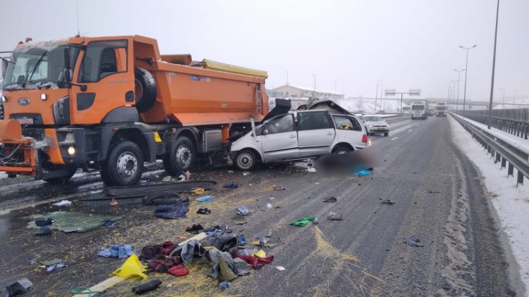 Trei persoane decedate și una rănită grav după impactul dintre o mașină și un utilaj de deszăpezire