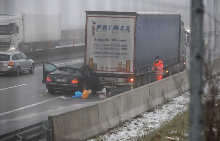 Un tânăr român de 18 ani a fost grav rănit într-un accident cumplit produs pe un drum din Austria.