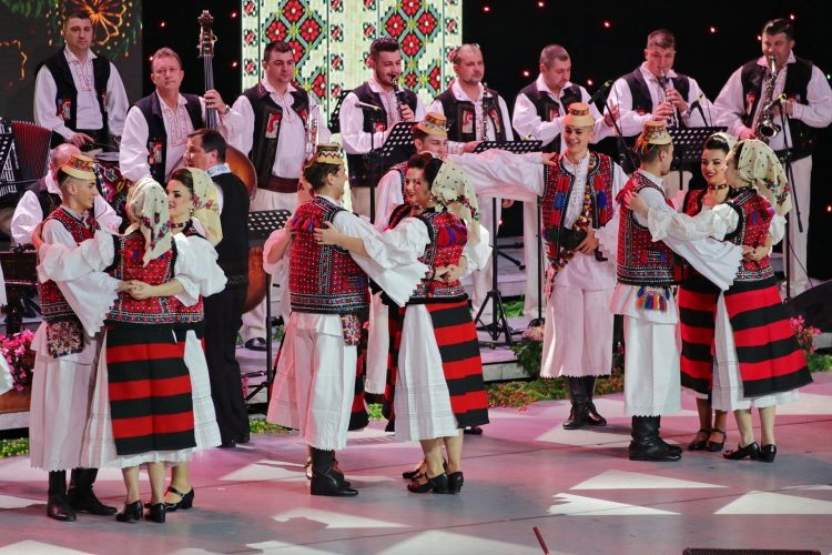 „Joc în sat”, spectacol online sâmbătă, 30 ianuarie, în cinstea tuturor celor care poartă numele Sfinților Trei Ierarhi Vasile, Grigore și Ioan