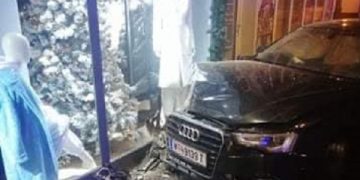 Accident spectaculos pe strada Culturii. A intrat cu Audi în vitrina unui magazin