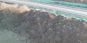 Autostrada din România, construită prin mijlocul unei gropi de gunoi