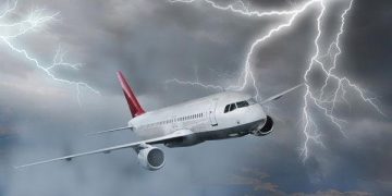 Un avion plin cu români a fost lovit de fulger, imediat după decolare