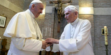 Papa Francisc și Benedict XVI, imunizați cu prima doză a vaccinului anti-Covid-19