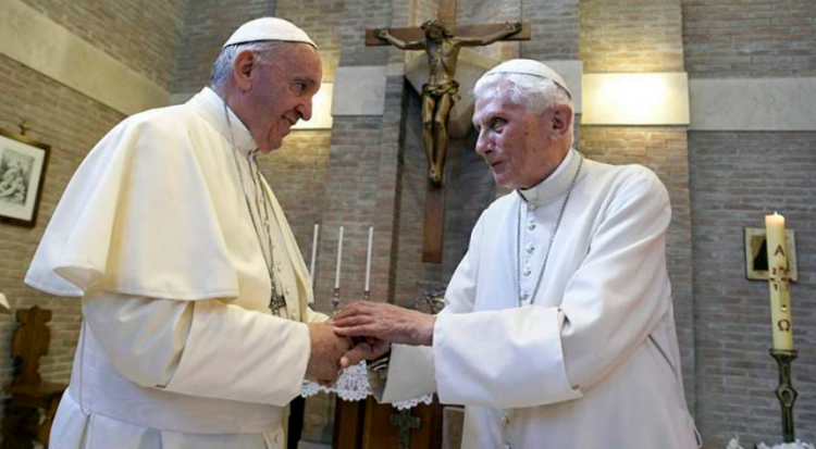 Papa Francisc și Benedict XVI, imunizați cu prima doză a vaccinului anti-Covid-19