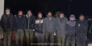 Doi români reţinuţi pentru 24 ore pentru călăuzirea a opt cetăţeni afgani