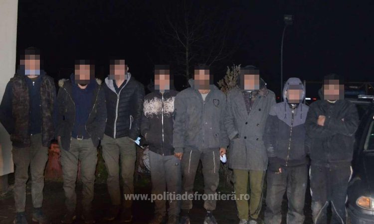 Doi români reţinuţi pentru 24 ore pentru călăuzirea a opt cetăţeni afgani