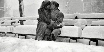 Adolescenți amendați pentru că se sărutau în parc, fără să poarte mască de protecție