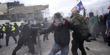 Un bărbat român a fost arestat de FBI, după ce a încercat să mobilizeze o caravană armată spre Washington