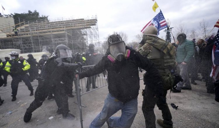 Un bărbat român a fost arestat de FBI, după ce a încercat să mobilizeze o caravană armată spre Washington