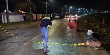 O fetiţă de 10 ani aflată la colindat a murit de Revelion, după ce a fost lovită de o maşină