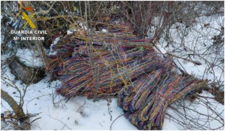 Patru români din Spania au furat 1 km de cablu de cupru şi au lăsat orașe întregi fără internet și telefonie