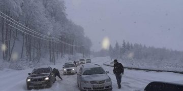 Iarna ne ia prin surprindere. Zeci de maşini blocate în Maramureş din cauza zăpezii – FOTO, VIDEO