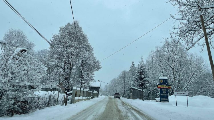 Traficul este infernal și pe drumul județean spre Poienile de Sub Munte – FOTO