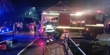 Casă din lemn cuprinsă de flăcări la Botiza – foto, video