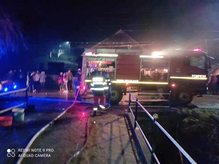 Casă din lemn cuprinsă de flăcări la Botiza – foto, video