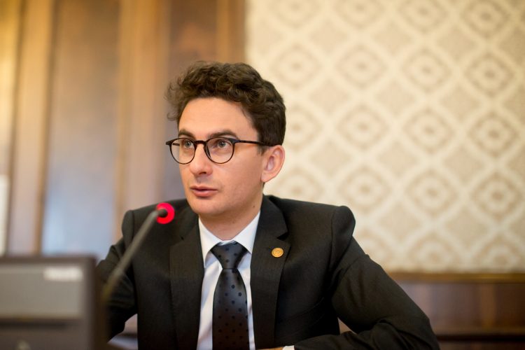 Deputatul Iulian Bulai, amendat cu 5.000 de lei pentru postarea în care a făcut-o „mamă surogat” pe Fecioara Maria