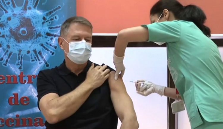 Președintele Klaus Iohannis a fost vaccinat împotriva COVID-19, în direct la TV