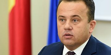 O nouă gafă marca Liviu Marian Pop, fost ministru al Educației. Mesaj pe Facebook: PLM Plec la Muncă. Voi ce faceți?