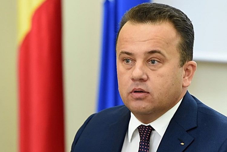 O nouă gafă marca Liviu Marian Pop, fost ministru al Educației. Mesaj pe Facebook: PLM Plec la Muncă. Voi ce faceți?