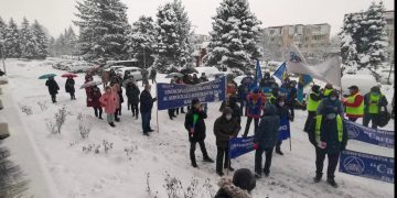 Sindicaliştii protestează în faţa Prefecturii, în cadrul Caravanei drepturilor sociale
