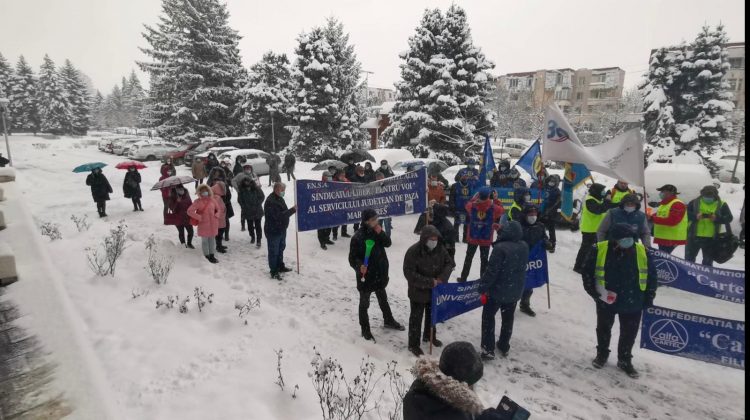 Sindicaliştii protestează în faţa Prefecturii, în cadrul Caravanei drepturilor sociale