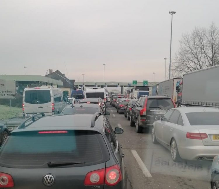 Aglomerație în Petea, la ieșirea din țară – foto