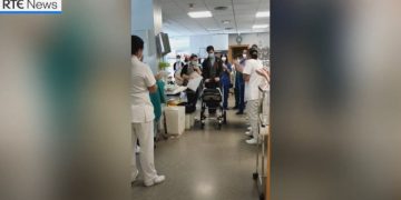 Un bebeluș de origine română a scăpat de COVID după 70 de zile la terapie intensivă, în Spania. Petru a părăsit spitalul în aplauze – video