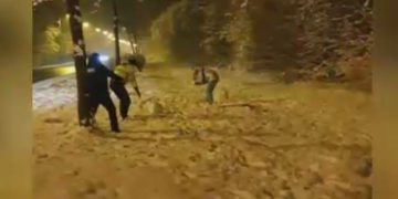 Reacţia a doi poliţişti când au văzut copii care se jucau cu bulgări de zăpadă – video