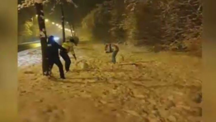 Reacţia a doi poliţişti când au văzut copii care se jucau cu bulgări de zăpadă – video