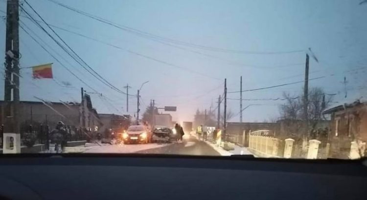 Două maşini implicate într-un accident rutier la Satulung. Care este starea drumurilor din judeţ