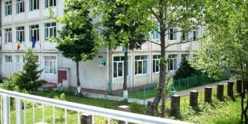 Elevii de la o școală din Baia Mare, constrânși să se vaccineze! Directoarea: „Mailul s-a transmis de la secretariat. Din exces de zel, a fost introdus şi acel alineat”