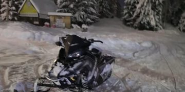 Două snowmobile implicate într-un accident la Cavnic, în pădurea din spatele pârtiei Icoana. Un bărbat a ajuns la spital