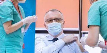 Ce cămaşă purta ministrul Educației la vaccinarea anti-coronavirus