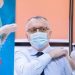 Ce cămaşă purta ministrul Educației la vaccinarea anti-coronavirus