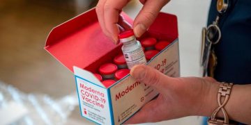 Prima tranșă de vaccin Moderna a ajuns în România