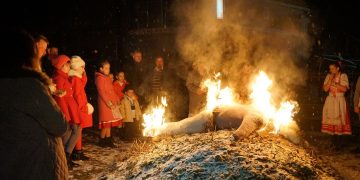 În satul maramureșean Dămăcușeni, iarna a fost alungată cu ocazia Fărşangului