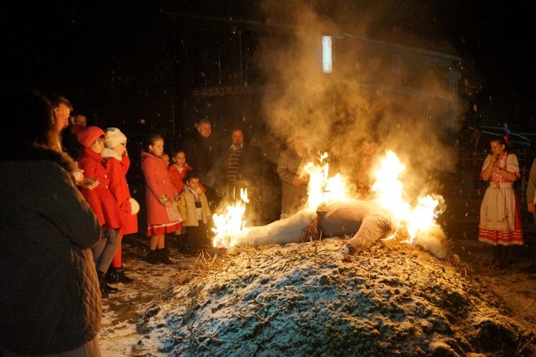 În satul maramureșean Dămăcușeni, iarna a fost alungată cu ocazia Fărşangului