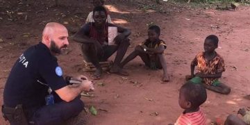 Polițist român în misiune internațională! Cum a fost primit ”Miai” de copiii din Republica Centrafricană