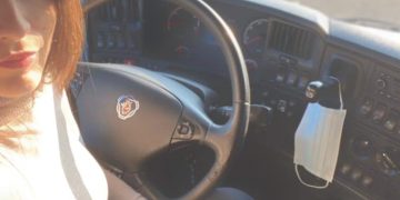 Povestea studentei din Baia Mare care conduce un mastodont de 40 de tone