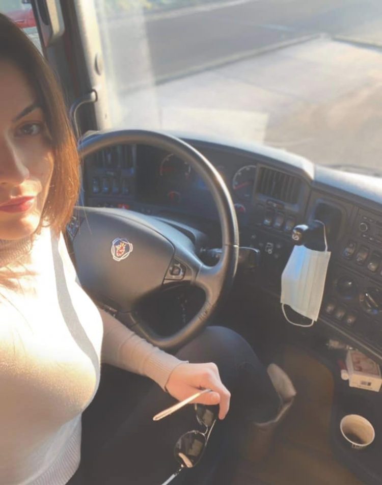 Povestea studentei din Baia Mare care conduce un mastodont de 40 de tone