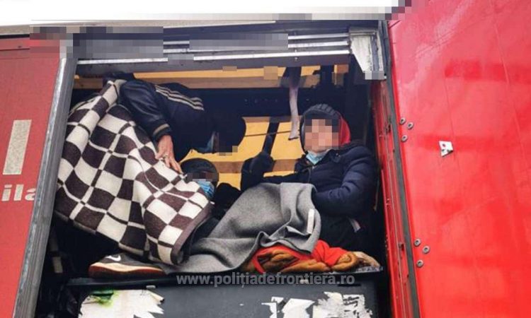 40 cetăţeni din Turcia,Afganistan,Siria și Pakistan ascunşi în trei automarfare, depistați de poliţiştii de frontieră bihoreni și arădeni