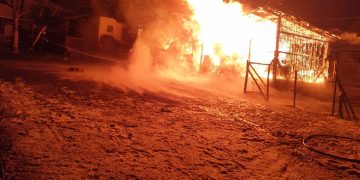 FOTO EXCLUSIV / INCENDIU VIOLENT: ARDE O ANEXĂ GOSPODĂREASCĂ LA VIŞEU DE JOS