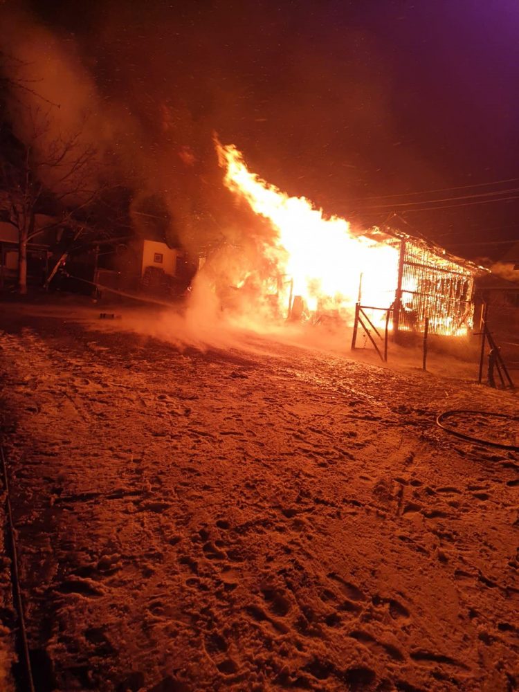 FOTO EXCLUSIV / INCENDIU VIOLENT: ARDE O ANEXĂ GOSPODĂREASCĂ LA VIŞEU DE JOS