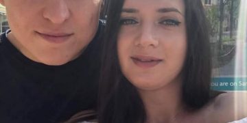 O tânără venită din Anglia să îşi înmormânteze tatăl, a murit la fel ca el, împreună cu iubitul ei