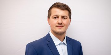 POIENILE DE SUB MUNTE: DONAȚIE PENTRU ELEVI – 5.800 LIRE STERLINE PENTRU A CUMPĂRA 26 DE TABLETE