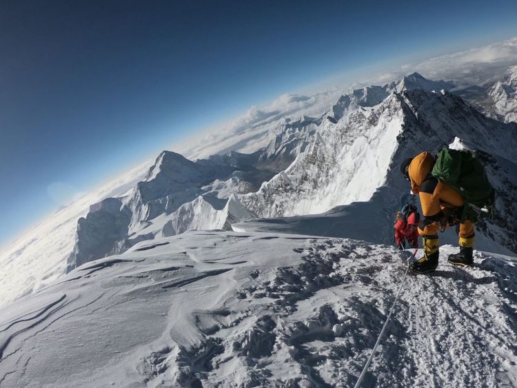 Aproximativ 150 de morți, după ce un ghețar din Himalaya s-a prăbușit