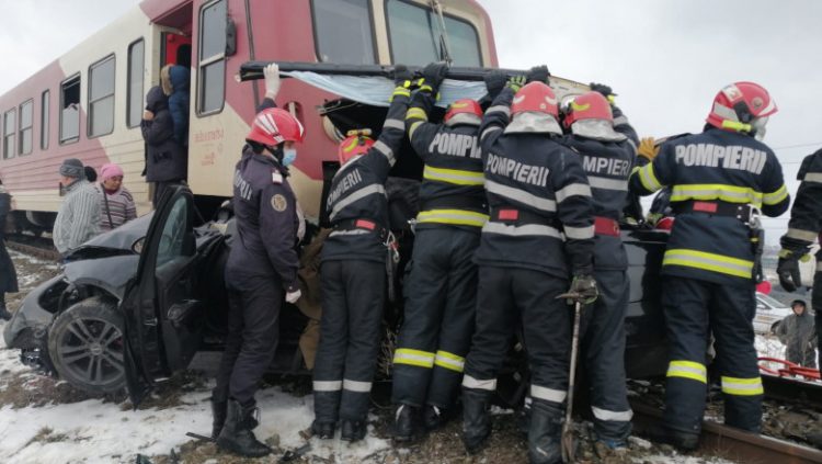 Accident mortal după ce o mașină a fost lovită de tren
