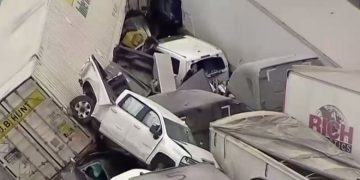 Accident în lanț cu 130 de mașini. Șase morți au fost găsiți în mormanele de fiare
