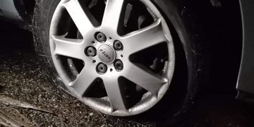 Șoferul ghinionist din Maramureș ne invită la clacă: Haideți să reparăm noi drumurile